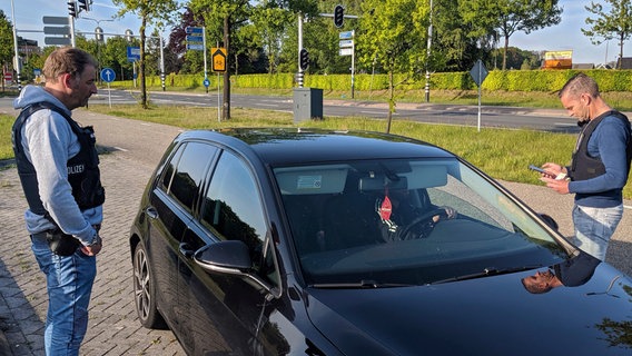 Holger Kappen (r.) und Bert Bruins (l.) bei der Kontrolle eines verdächtigen Fahrzeugs. © NDR/Claus Halstrup 