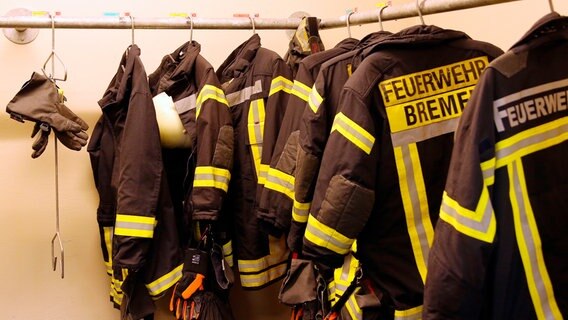 Gut geordnet und leicht greifbar für den nächsten Einsatz: Die Feuerwehrkleidung. © NDR/Bremedia Produktion/Wencke Santen 