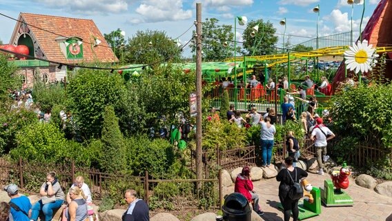 Andrang im Erlebnisdorf Rövershagen. Ein Vergnügungspark im Zeichen der Erdbeere. Vor allem am Wochenende herrscht hier großer Trubel auf den Spielplätzen im Außenbereich. © NDR/Karls Markt OHG (Quelle: Karls Erlebnis-Dorf Rövershagen 