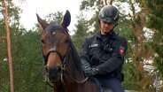 Faris Lindemann und sein Dienstpferd Gonzo. © NDR/TV Plus/Malte Ebers 