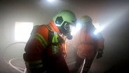 Atemluftgerät, Kleidung und Ausrüstung wiegen über 30 Kilogramm. Das trägt ein Feuerwehrmann im Einsatz. © NDR/nahaufnahme medienproduktion/Stefan Radüg 