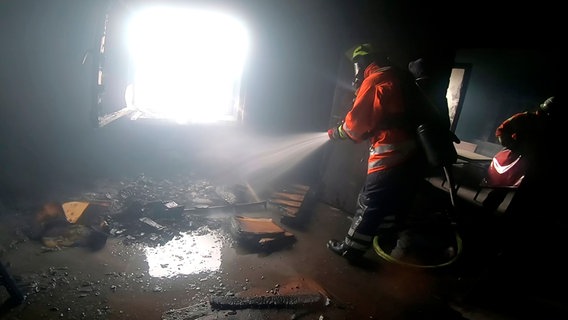 Große Gefahren: 95 Prozent aller Brandopfer sterben, weil sie Rauchgase einatmen und nicht an Verbrennungen. Große Gefahren: 95 Prozent aller Brandopfer sterben, weil sie Rauchgase einatmen und nicht an Verbrennungen. © NDR/nahaufnahme medienproduktion/Stefan Radüg