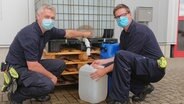 Die Feuerwehr hat eine Versorgungsstation für die Bürger von Lauenau aufgebaut. © NDR/video:arthouse/Reinhard Bettauer 