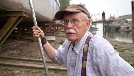 Bis heute ist Siegfried Willemeit auf seinem Schiff, der Tannenberg, unterwegs. © NDR/Veit Bentlage 