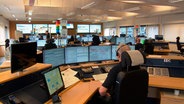 In der Leitstelle der Feuerwehr kommen die Notrufe über die 112 an. Von hier werden alle Rettungswagen koordiniert. © NDR/Novofilm/Antje Grünig 