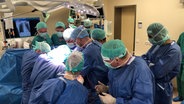 OP-Saal in Greifswald, 21-jährigem Spender werden sechs Organe entnommen. © NDR/Clipfilm 
