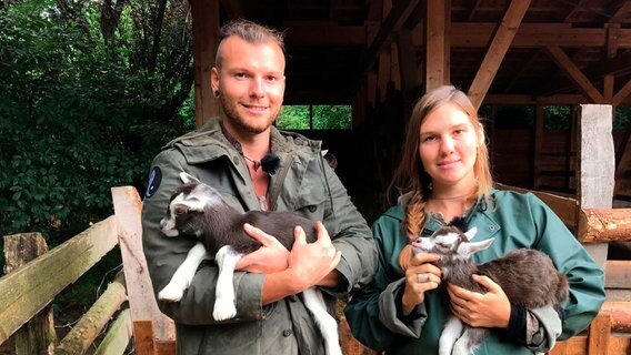 Die Neuen auf dem Michaelshof: Jens-Lothar Gehrold und Laura Philipp. © NDR/Joker Pictures/Antje Bremer 