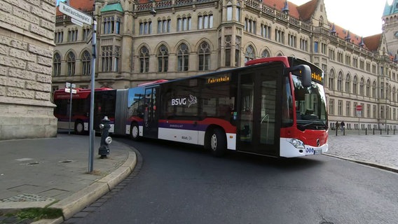 Sogar die Gelenkbusse der Braunschweiger Verkehrs-GmbH fahren durch die engen Gassen der Innenstadt  wie genau, das lernen alle neuen Busfahrer*innen in der Fahrschule bei der sogenannten Streckenkunde © NDR/FILMBLICK Hannover 