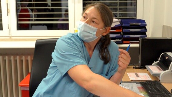 Nachtschicht in Corona-Zeiten. Birgit Buth ist Krankenschwester auf der Rettungsstation des Dietrich-Bonhoeffer-Klinikums Neubrandenburg. © NDR/Populärfilm 