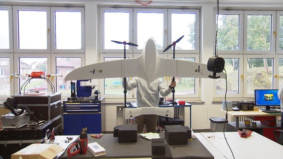 Die Harzer Firma exabotix baut Hight-Tech-Drohnen von morgen. © NDR/Cineteam Hannover 
