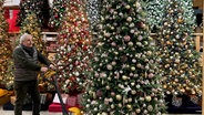 Oliver Fabig aus Hildesheim ist (nach eigenen Angaben) Deutschlands einziger Verleiher von täuschend echt aussehenden Kunststoff-Weihnachtsbäumen. Die Bäume werden das ganze Jahr über geschmückt und an Kaufhäuser und Restaurants, aber auch an Privatpersonen vermietet. © NDR/CANDEO/Thorsten Schöntaube 