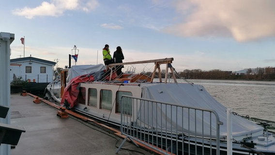 Georg Albinus ist Bootsbauer und Rigger. Er macht die historische MS Süderelbe winterfest. Das ehemalige Inspektionsfahrzeug aus dem Hamburger Hafen wurde im Jahr 2004 von einem Verein komplett restauriert und ist komplett funktionsfähig. © NDR/DHF Media GmbH 
