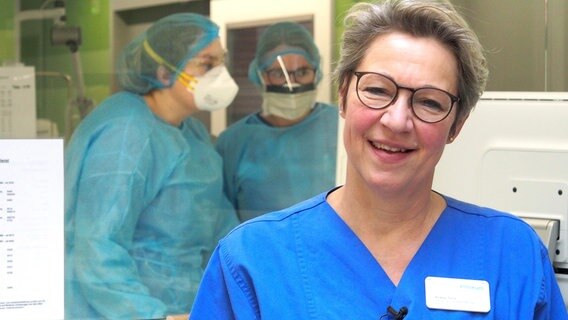 Andrea Sierp (52), Fachkrankenschwester für Anästhesie und Intensivmedizin, seit 30 Jahren auf der Intensivstation. © NDR/Pietscher Film 