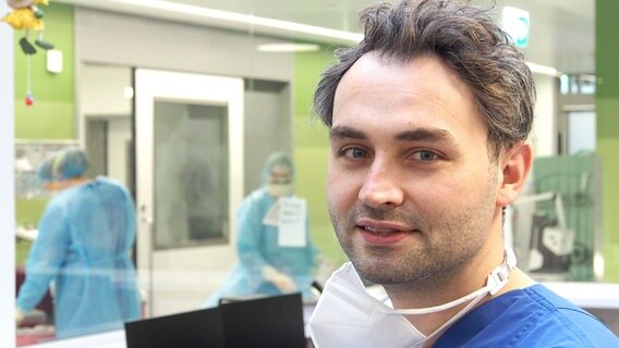 Dr. med. Maximilian Veddeler (36), Oberarzt für Notfall- und Intensivmedizin, arbeitet bis zum Anschlag. Die Covid-Intensivstation ist fast schon sein zweites Zuhause. Dr. med. Maximilian Veddeler (36), Oberarzt für Notfall- und Intensivmedizin, arbeitet bis zum Anschlag. Die Covid-Intensivstation ist fast schon sein zweites Zuhause. © NDR/Pietscher Film
