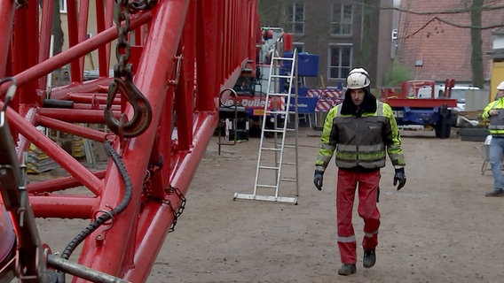 Florian verlängert seinen XXL-Kranmast auf über 90 Meter. © NDR/TobFilm/Tim Boehme 