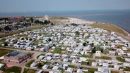 Auf dem XXL-Campingplatz an der niedersächsischen Nordseeküste gibt's 1500 Stellplätze. © NDR/AZ Media 