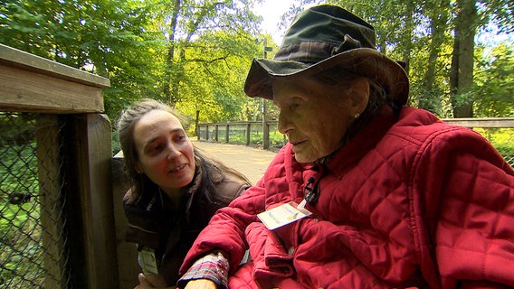 Mit knapp 92 Jahren mischt Gründerin Theda Hatlapa immer noch gerne mit, Enkelin und Tierärztin Isabelle Mahnert ist die neue Besitzerin und arbeitet sich mehr und mehr ein. © NDR/Produktion Clipart 