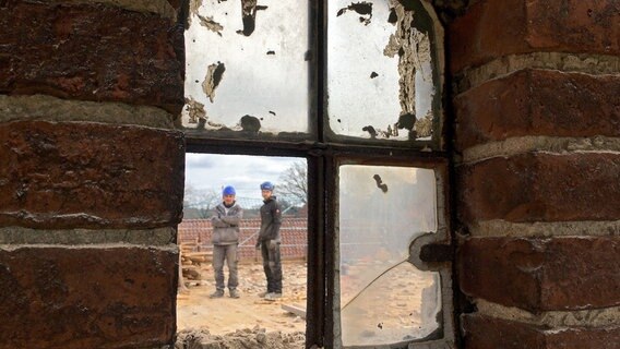 Ziegelsteine und Fenster wollen die Baustoff-Jäger beim Abriss sammeln. © NDR/DHF Media GmbH/Nora Stoewer 