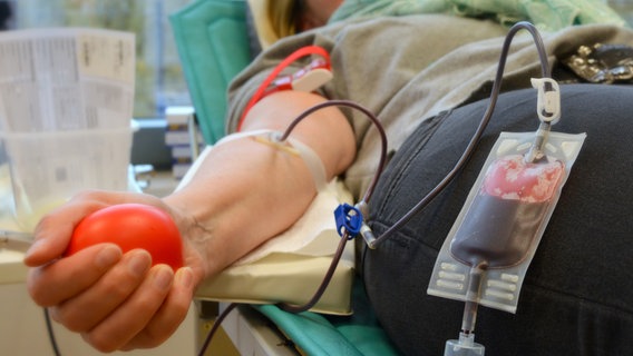 Eine Blutspende (etwa 450 ml) kann bis zu drei Menschenleben retten. Gesunde Frauen dürfen maximal viermal, gesunde Männer sechsmal im Jahr spenden. © NDR/Produktion Clipart 