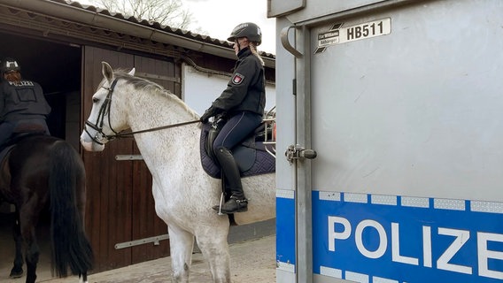 Polizeireiterin im Gestüt. © NDR/ADAMfilm 