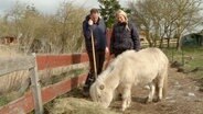 Nadine Gronek und Marcel Gürnth versuchen Tiere zu retten, die misshandelt oder nicht artgerecht gehalten wurden und sie an verantwortungsvolle Halter weiterzuvermitteln. (Weitere Bilder auf Anfrage.) © NDR/AP Hanse TV 