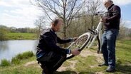 Thorben und Norbert Viezens sind als Pannenhelfer auf dem Allerradweg unterwegs. Für sie beginnt am ersten Maiwochenende die heißeste Phase des Jahres. © NDR/MedienKontor Oldenburg/Christian Kruse 