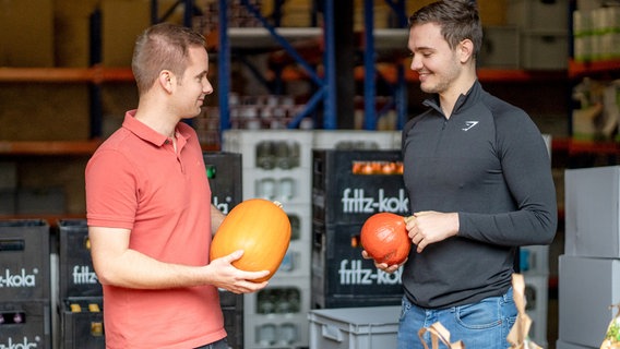 Maarten und Berend Heins leiten einen Hofladen-Lieferdienst. © NDR/Kinescope/Ulla Hamann 