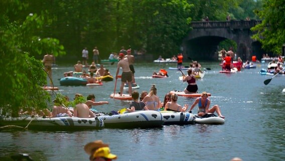 Zwischen Außenalster und Osterbekkanal wird es im Sommer oft eng. © NDR 