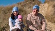 Nadine und Dominic Cloudt sind mit ihrer Tochter auf den Amrumer Dünen-Campingplatz gezogen. © NDR/elb motion pictures GmbH/Reiner Bauer 