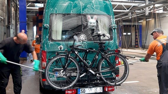Für eine saubere Fahrt in den Camping-Urlaub: Eine Profiwäsche in der Spezialwaschanlage kostet je nach Größe des Wohnmobils zwischen 38 und 50 Euro. Für eine saubere Fahrt in den Camping-Urlaub: Eine Profiwäsche in der Spezialwaschanlage kostet je nach Größe des Wohnmobils zwischen 38 und 50 Euro. © NDR/Produktion Clipart