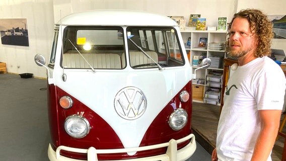 Von Oldtimer bis hochmodernes Campingfahrzeug - wer sich einen Bulli ausleiht, hat die Wahl, mit welchem Fahrzeug er in den Urlaub düsen möchte. Von Oldtimer bis hochmodernes Campingfahrzeug - wer sich einen Bulli ausleiht, hat die Wahl, mit welchem Fahrzeug er in den Urlaub düsen möchte. © NDR/AZ Media