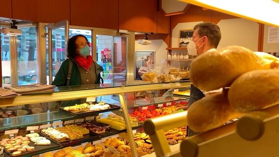Lupinenbrot gibt es in dieser Bäckerei seit über zehn Jahren. Wenn es nach Elke zu Münster geht, wird die Weiße Lupine künftig so bekannt sein wie Erbsen oder Mais. © NDR 