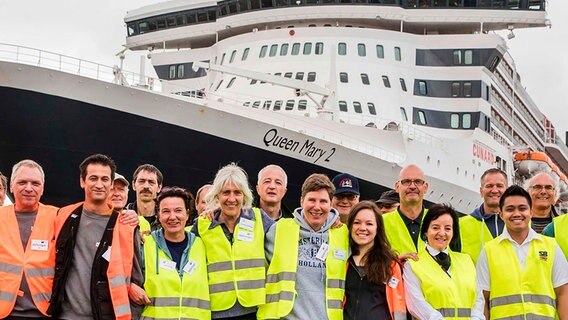 Der Verein "Der Hafen hilft" nimmt ausgemustertes Schiffsinventar entgegen. © NDR/Ole Neugebauer 