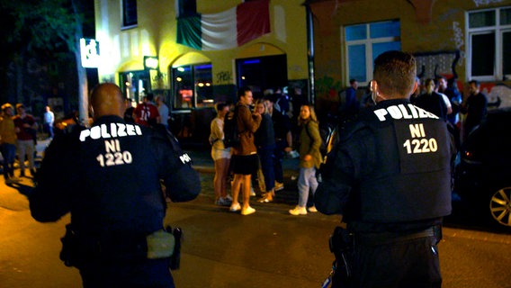 Die Polizei ahndet regelmäßig Ruhestörungen oder Verstöße gegen Corona-Auflagen. © NDR/Kamera Zwei 