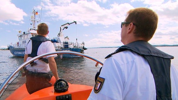 Die Staberhuk mit der Mannschaft der Wasserschutzpolizei Kiel auf täglicher Patrouillenfahrt in den Gewässern vor Holnis. © NDR/MFG Film 