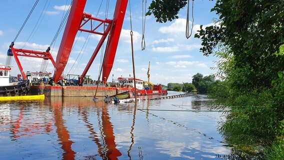 Der große Schwimmkran Triton hebt das Schiff. © NDR/DHF Media GmbH/Christian Brandt 