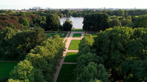 Der Stadtpark - knapp 150 Hektar grüne Oase mitten in der Stadt. © NDR/ADAMfilm 