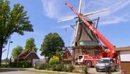 Erneuerungen an der Windmühle in Schwege. Hier ist die alte Galerie einsturzgefährdet. © NDR/MfG-Film GmbH & Co KG 