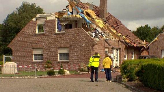 Johann und Monika Graver vor ihrem zerstörten Haus. © NDR 