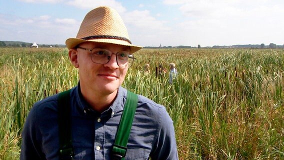 Moorbauer Henning Voigt will den Spagat zwischen Landwirtschaft und Klimaschutz schaffen. © NDR/Populärfilm 