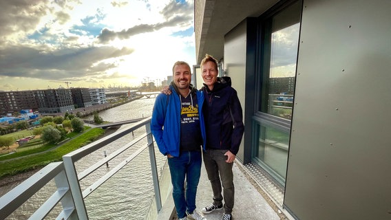 Alexis Crasnier (links) und Dirk Schlotfeldt (rechts) auf ihrem neuen Balkon. Der Blick aus dem sechsten Stock ist spektakulär. © NDR/Stefan Mühlenhoff 