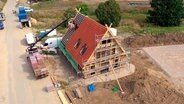 Dritter Bautag: Die Dachdecker sind fast fertig. © NDR 