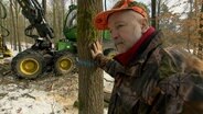 Seit über 40 Jahren arbeitet Revierförster Eberhardt Guba an Lösungen für den gesunden Wald. © NDR/MfG-Film 