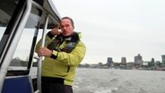 Martin Liebetanz von der Fischereibehörde Hamburg hat in seinem Hafen alles im Blick. © NDR/Doclights/Riccardo Giese 
