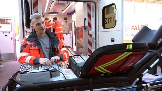 Rettungssanitäter Raimond Meyer hat einen Einsatz beendet. © NDR/ADAMfilm 