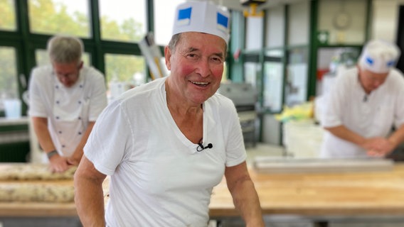 Bruno Bollenbach hat seine eigene Bäckerei an einen Nachfolger übergeben. Für die jährliche Klabenback Aktion kommt er gerne zurück in die Backstube. © NDR/dmfilm 