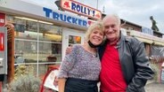 Carola "Rolly" und Peter Roßberg vor ihrem Trucker-Stop in Metzingen, seit 13 Jahren eine zweite Heimat für LKW-Fahrer*innen. © NDR/Flemming Postproduktion/Saskia Bezzenberger 
