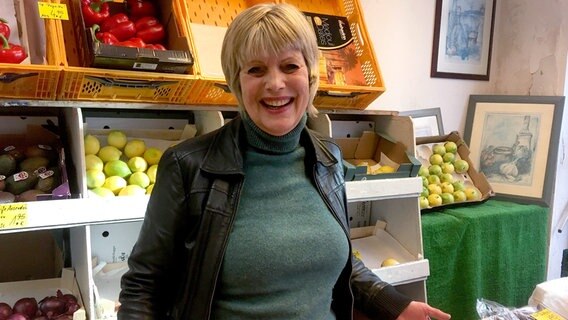 Doris Terheyde verkauft seit 22 Jahren mit viel Herzblut Obst und Gemüse auf St. Pauli. Ihr kleiner Laden abseits der Reeperbahn ist Kult im Viertel. © NDR/Miramedia GmbH 