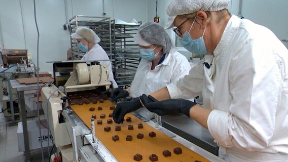 Ute Zeiser (rechts) kreiert jedes Jahr neue Pralinen. In diesem Jahr der Favorit: die Mocca-Praline. Ute Zeiser (rechts) kreiert jedes Jahr neue Pralinen. In diesem Jahr der Favorit: die Mocca-Praline. © NDR/nahaufnahme.tv/Stefan Radüg