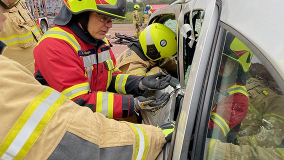 Autowracks öffnen unter Anleitung. © NDR/ADAMfilm 